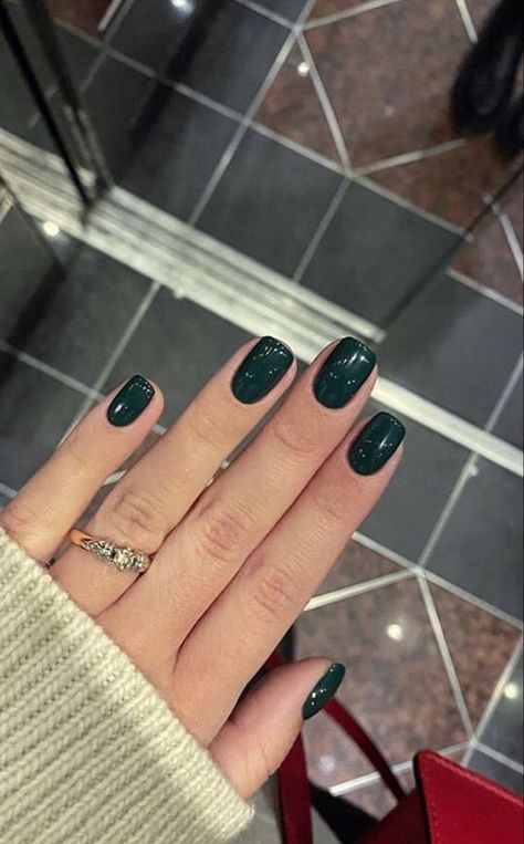 Green Nail Aesthetic, Nails Aesthetic Simple, Trendy Green Nails, Chic Almond Nails, Green Nail Art Ideas, Emerald Green Nail, Ongles Goth, Emerald Nails, Green Acrylic Nails