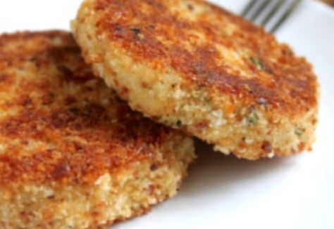 Easy Fish Cakes, Potato Salmon, Salmon Fish Cakes, Canned Salmon Recipes, Fish Cakes Recipe, Goat Cheese Appetizer, Leftover Salmon, Salmon Patties Recipe, Potato Patties