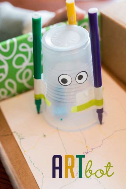 Diy Moving Toys, Robot Activity, Robot Craft, Robot Theme, Green Craft, Quick Crafts, Magical Gift, Niece And Nephew, Preschool Art