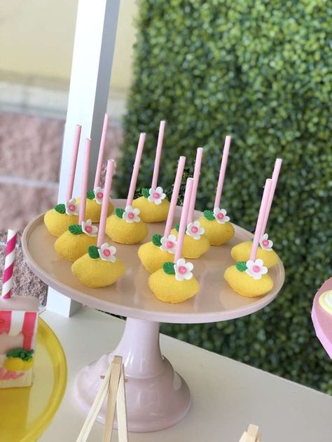 Strawberry Lemonade Birthday Party, Summer Cake Pops Ideas, Lem-one-ade Party, Lemon Themed Cake Pops, Lemonade Birthday Cake, Lemon Themed Cake, Lemon Birthday Theme, Lemon Birthday Theme Summer Parties, Lemonade Cake Pops