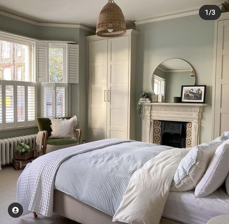 Terrace Bedroom Ideas, Victorian Terrace Bedroom, Terrace House Bedroom, Terrace House Interior, Modern Victorian Bedroom, 60s Wallpaper, Vintage Bedroom Styles, Victorian House Interiors, Fancy Bedroom