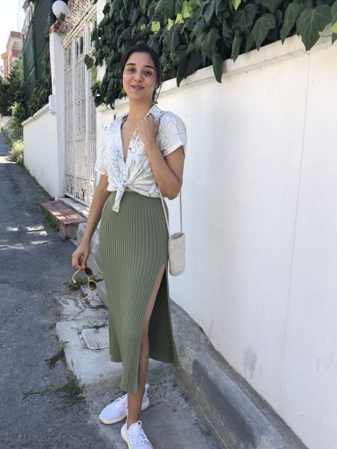 Aritzia olive green skirt😍 Sage Green Midi Skirt, Sage Green Outfit Ideas Classy, Green Olive Skirt Outfit, Olive Green Long Skirt Outfits, Green Midi Skirt Outfit Summer, Olive Midi Skirt Outfit, Olive Green Skirt Outfit Summer, Olive Green Maxi Skirt Outfit, Sage Green Skirt Outfit