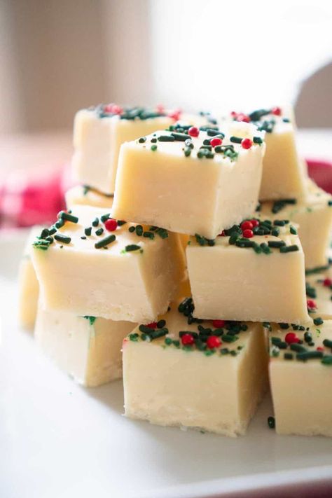 Microwave Fudge, White Chocolate Fudge, Christmas Fudge, Vanilla Fudge, Fudge Recipes Easy, Fudge Easy, Easy Treats, Christmas Cooking, New Years Eve Outfits