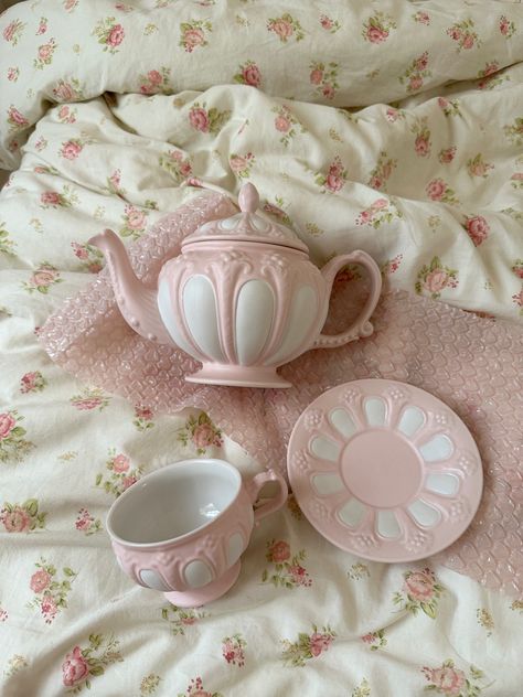 Kawaii Furniture, Pink Tea Set, Pink Lifestyle, Pretty Mugs, Pinterest Room Decor, Pink Tea, Cute Kitchen, Pottery Crafts, Ceramics Pottery Art