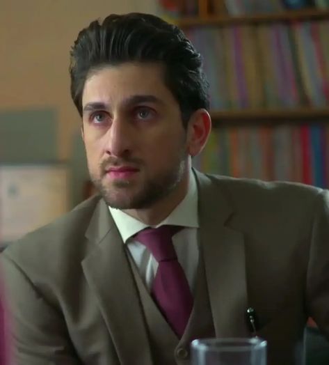 Shaz Khan was the main character in Yakeen Ka Safar. The drama became a superhit and it is considered a classic from the modern drama industry. Shaz played Barrister Danyal, a character whose demise shook the world. The actor has not worked in a lot of Pakistani dramas though but that role is immortal in […]