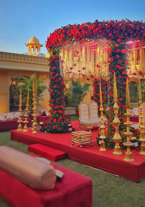 Bengali Wedding Mandap Decoration, Red And Gold Indian Wedding Decor, Royal Wedding Mandap, Green Indian Wedding, Mandap Decoration, Indian Wedding Stage, Indian Wedding Theme, Mandap Design, Gujarati Wedding