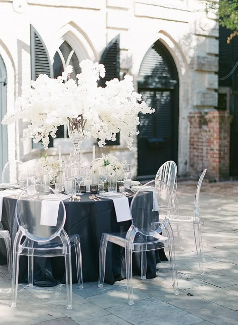 Do not miss this incredible classy black and white inspired wedding editorial at William Aiken House in Charleston, South Carolina. Click here to see more on our blog today! #charleston #wedding #southcarolina #photographer #planner #blackandwhite Modern Glam Wedding, Charleston South Carolina Wedding, White Weddings Reception, Black And White Wedding Theme, William Aiken House, White Wedding Theme, All White Party, All White Wedding, South Carolina Wedding