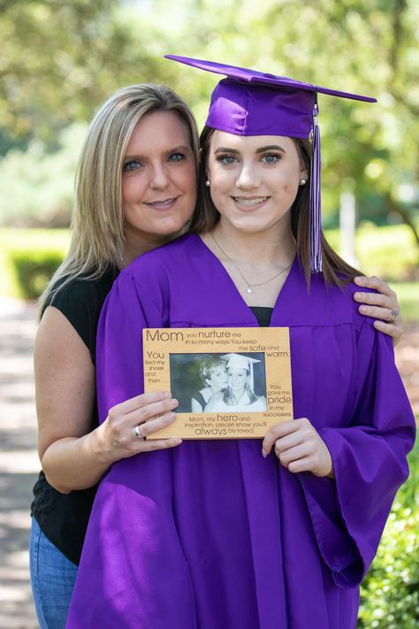 Mom And Daughter Graduation Photo Ideas, Mom And Daughter Graduation Pictures, Pre Convo, Uni Graduation, Graduation Photo Booth, College Graduation Photoshoot, College Graduation Pictures Poses, Graduation Look, Graduation Cap And Gown