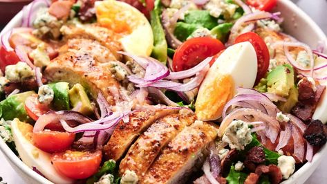 Chopped Cobb Salad, Cobb Salad Ingredients, Classic Cobb Salad, Seven Layer Salad, Cobb Salad Recipe, Pecan Chicken Salads, Pizza Salad, Pecan Chicken, Layered Salad