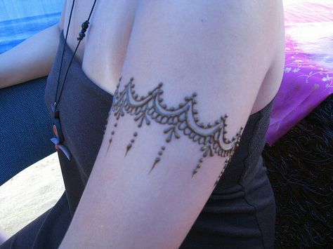 Henna Designs Arm, Arm Cuff Tattoo, Cuff Tattoo, Leg Henna, Henna Inspired Tattoos, Cute Henna, Henna Ideas, Henna Tattoo Hand, Henna Body Art