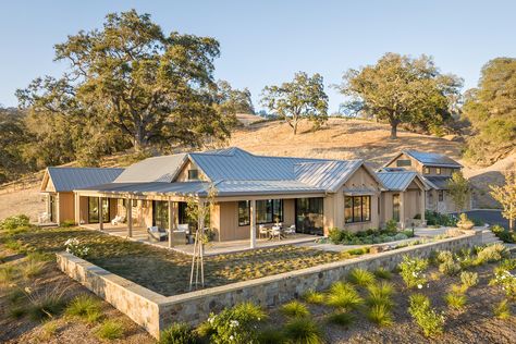 Wooden Valley Vineyard Home – Polsky Perlstein Architects Arizona Cabin, Vineyard Home, Western House, Rural Houses, Cedar Cabin, Vineyard House, House Extension Plans, Butterfly Roof, India House