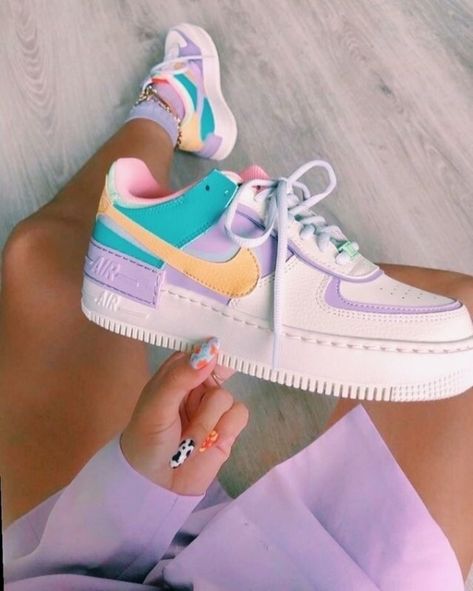 unforgettablevibes Sepatu Air Jordan, Sneaker Nike, Nike Shoes Air Force, Dr Shoes, Trendy Shoes Sneakers, Jordan Shoes Girls, Custom Nike Shoes, Nike Air Shoes, Cute Nike Shoes