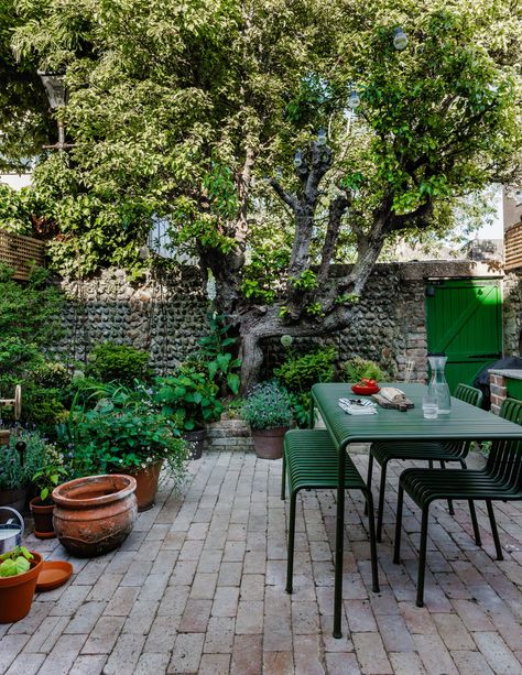 A trend forecaster's flint-fronted cottage on the south coast Flint House, London Terrace House, Naturalistic Garden, Coast House, Reclaimed Brick, Backyard Gardening, London Garden, London House, Small Outdoor Spaces