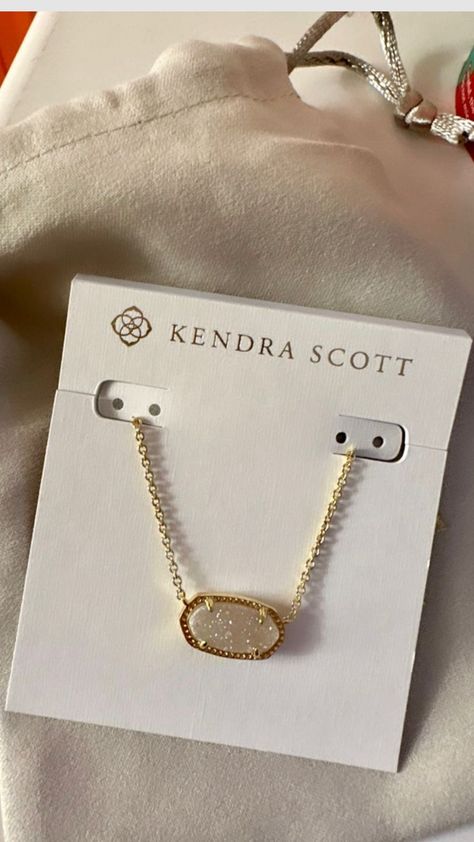 Kendall Scott Necklace, Kate Spade Necklace Kendra Scott, Gold Jewelry Kendra Scott, Cute Kendra Scott Necklace, Kendra Scott Jewelry Aesthetic, Kendra Scott Necklace Aesthetic, Saint Pattys Day Outfit, Gold Kendra Scott Necklace, Necklaces Kendra Scott