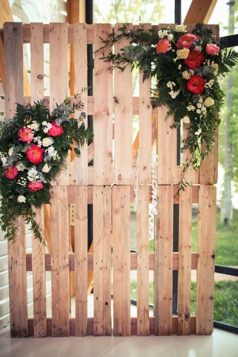 Decor Photobooth, Pallet Wedding, Deco Champetre, Wedding Reception Backdrop, Flowers And Greenery, Photos Booth, Diy Photo Booth, Wedding Photo Booth, Diy Backdrop