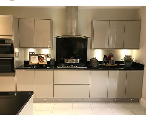 Black And White Kitchen Splashback Ideas, Cashmere Kitchen Black Worktop, Kitchen Interior With Black Granite Top, Black Worktop Kitchen Ideas, Beige Kitchen Cabinets Black Countertop, White Kitchen Black Worktop, Black Worktop Kitchen, Modular Kitchen Cabinets Colour Combinations, Grey Gloss Kitchen