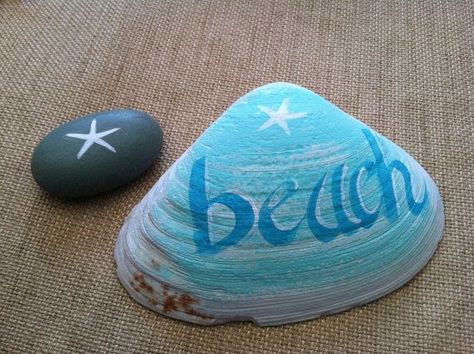 Hand Painted Maine Clam Shell on Etsy, $12.50 Shell Painting, Seashell Projects, Clam Shells, Beach Home Decor, Seashell Painting, Deco Nature, Shell Crafts Diy, Sea Crafts, Beachy Vibes