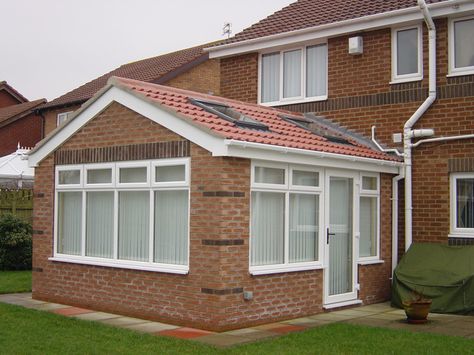 Conservatory Extension Ideas, Conservatory Inspiration, Extension Roof, Small House Extensions, Porch Extension, Slanted Roof, Conservatory Extension, Orangery Extension, Bungalow Extensions