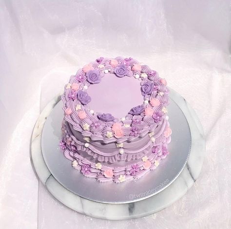 ig: twiinkleycakes Purple Vintage Cake, Coquette Food, Minimalist Cakes, Round Birthday Cakes, 19th Birthday Cakes, Purple Cakes Birthday, Circle Cake, Lavender Cake, Purple Cake