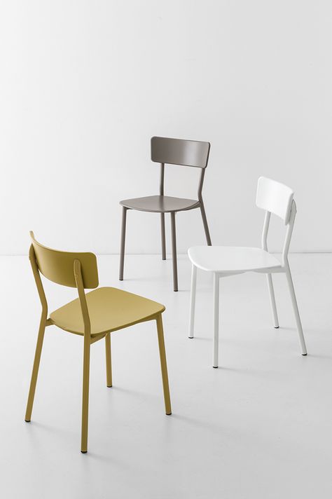 A modern twist on a traditional café chair, the Jelly by Calligaris has a durable plastic seat and back, framed by solid Beech wood. Available in a variety of contemporary finishes. Cafe Chairs And Tables, Minimalist Chair, Modern Cafe, Interior Design Presentation, Chair Options, Hospital Furniture, Cafe Tables, Cafe Chairs, Plastic Chair