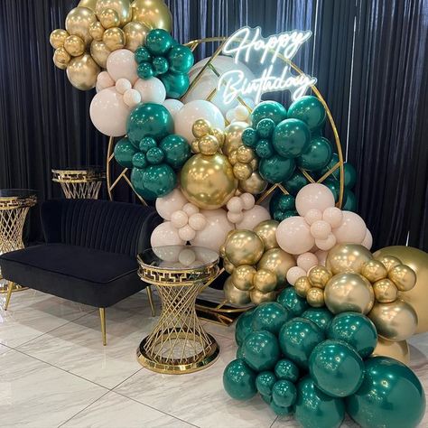 Emerald Green Birthday Party Ideas For Men, Emerald Green Centerpieces Flowers, Emerald Birthday Decorations, Emerald Balloon Garland, Emerald Green Backdrop Ideas, Emerald Decorations Party, Emerald Party Decorations, Emerald Green 21st Birthday, 18th Birthday Party Ideas Green