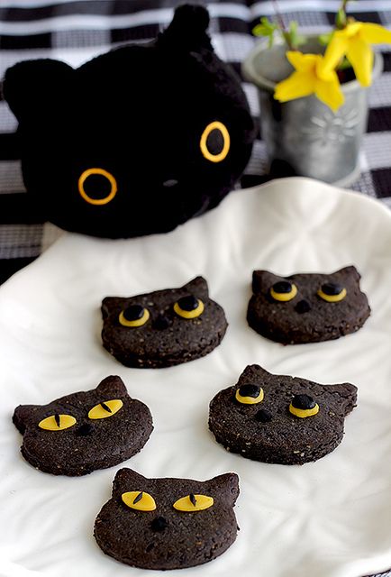 Kutusita Nyanko Cookies by Okashi and Cats, via Flickr Sweets Japanese, Black Cat Cookies, Drop Cake, Postres Halloween, Sesame Cookies, Vegan Halloween, Cat Cookies, Candy Treats, Japanese Candy