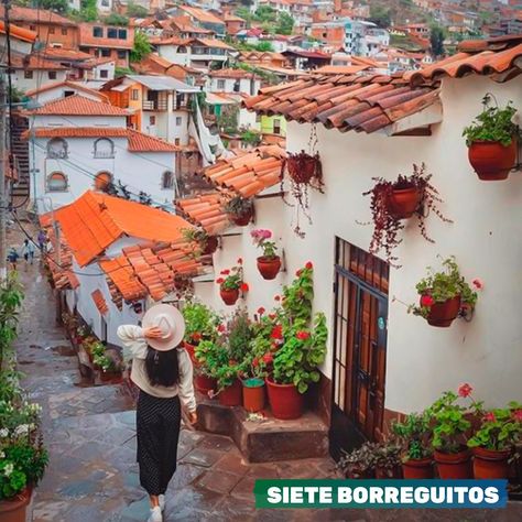 📸 ¿Buscas spots perfectos para tus fotos? Las calles de Cusco son ideales por su arquitectura, colores vibrantes y la cultura que se vive en cada esquina. 🌆✨ Te compartimos las calles más #Instagrameables en Cusco. ¡No te las pierdas! #Cusco #Fotografía #sieteborreguitos #Viajes #Aventura #Cultura #FotosPerfectas #TravelPeru Machi Pichu, Cusco Peru Photography, Machu Picchu Outfit, Cusco Travel, Peru Vacation, Earth Photos, Travel Pictures Poses, Cusco Peru, San Blas