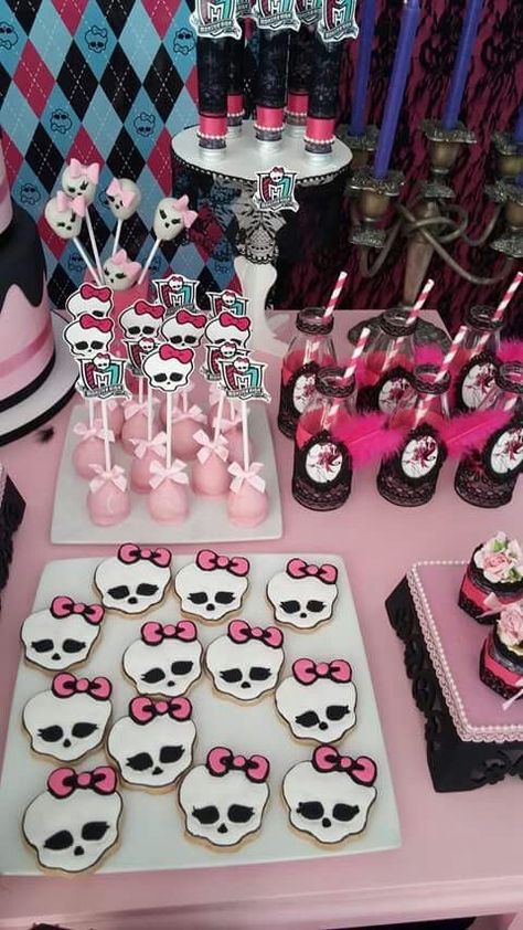 Draculaura Birthday Party, Sweet 1600 Monster High, Draculaura Birthday, Draculaura Sweet 1600, Monster High Food, Monster High Party Ideas, Birthday Looks, Monster High Cake, Monster High Birthday Party