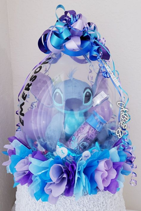 Stitch gift stuffed balloon with matching decorations. 
Highlights: Handmade 
#stitchstuffedballoon Stitch Birthday Gift Ideas, Lilo And Stitch Balloons, Stuffed Balloon Ideas Gifts Diy, Stitch Gift Basket, Stuffed Balloon Ideas Gifts, Balloon Gift Ideas, Stitch Bouquet, Valentines Balloons Bouquet, Donut Decorating Ideas