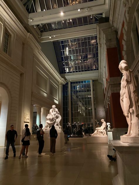 Met museum, date nigh ideas #metmuseum #nyc Met Museum Nyc Outfit, The Met Museum Aesthetic, Met Museum Aesthetic, Nyc Date Ideas, Museum At Night, Bakery Building, Nyc Date, Gallery Outfit, Nyc Vacation