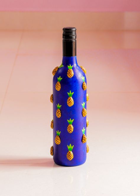 Art work on Bottle. Pista shells glued on wine bottle 😊 Pista Shell Crafts On Bottles, Pista Art Pistachio Shells, Pista Shell Bottle Art, Pista Painting, Bottle Art With Pista Shell, Pistachio Shell Art, Art With Pistachio Shells, Craft With Pista Shell, Bottle Art Ideas Creative