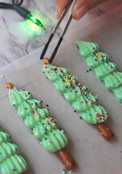 Meringue Pretzel Christmas Trees Meringue Pretzel Rods, Pretzel Christmas Trees, Pretzel Christmas, Metal Mixing, Christmas Yummies, Christmas Eats, Pretzel Rods, Pastry Bag, Easy Christmas Diy