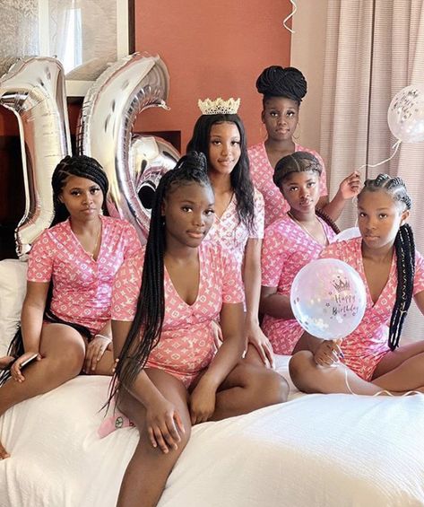 Cousin Sleepover, Black Besties, Gang Pics, Pajama Party Outfit, Sleepover Aesthetic, Squad Goals Black, Sleepover Room, Ryan Destiny, Girls Slumber Party