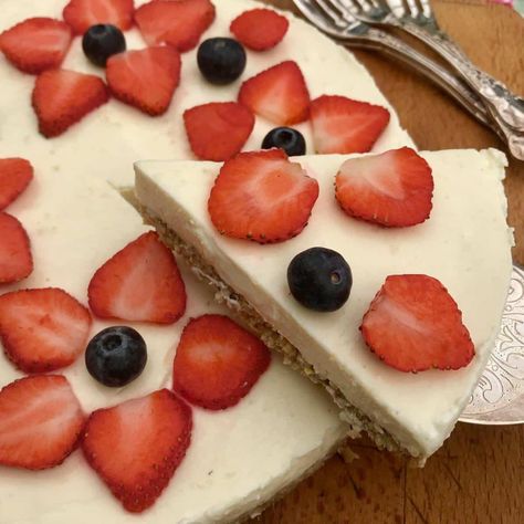 Low Fat Cheesecake, Yogurt Toppings, Healthy Cheesecake, Cheesecake Toppings, Honey Oats, Cottage Cheese Recipes, Lemon Cheesecake, Indulgent Desserts, Oats Recipes