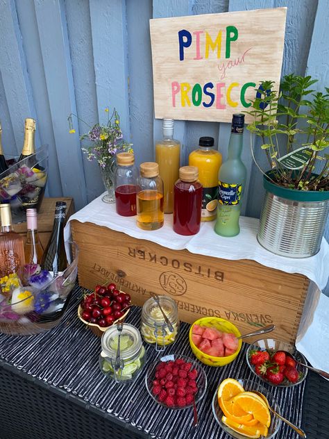 Pimp your prosecco bar. #girlsparty #summerparty #prosecco Prosecco Bar Ideas, Pimp My Prosecco, Pimp Your Prosecco Bar, Pimp Your Prosecco, Prosecco Bar, Dirty Thirty, Drink Station, Party Inspo, Girls Party