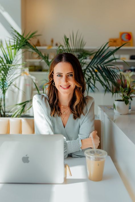 Counseling Photoshoot, Counselor Photoshoot Ideas, Psychologist Photoshoot, Therapist Photoshoot Ideas, Work Headshots, Wellness Consultant, Work Photoshoot, Photo Branding, Health Coach Branding