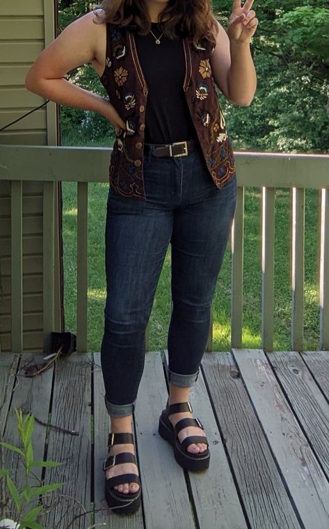 #drmartens #sandals #jeansoutfit #cuteoutfit #simpleoutfitideas Earthy Vintage Outfits, Mid Size Boho Outfits, Midsize Western Fashion, Midsize 70s Fashion, Curvy Cottagecore Outfits, Simple Summer Outfits Casual, Midsize Beauty, Midsize Boho Outfits, Midsize Whimsigoth