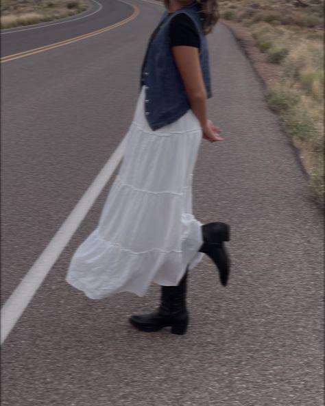 Outfits With Western Boots, Modest Cowgirl Outfits, Boho Surfer Style, Midi Skirt Denim, Long Skirt Aesthetic, Barista Outfits, Country Summer Outfits, Modest Church Outfits, Tomato Girl