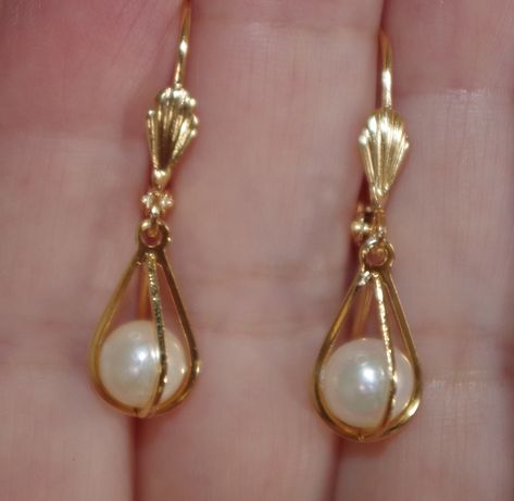 Fresh water  round caged teardrop 14k gf lever back earrings being offered is a  fabulous  handmade 14k gf (gold filled) fresh water pearl seed caged teardrop lever back earrings these earrings measuure 32mm and 9mm wide at the widest part of earrings the caged drop alone  measures 20 mm nice size handmade earrings please see photos this is a multi listing. you will recieve a random pair unless you ask for photos. this piece is unique, gorgeous and practical to wear everyday you will be very ple Gold And Pearl Dangle Earrings, Light Gold Earrings, Dangly Earrings Gold, Pearl Drop Earring, Gold Teardrop Pearl Earrings, Gold Dangly Earrings, 1940s Earrings, Ear Rings Gold, Cute Gold Earrings