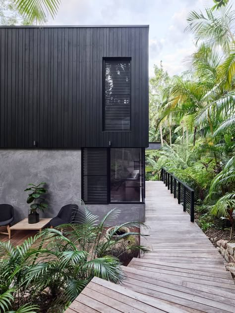 est living noosa house mim design 15 Modern Black House Exterior, Modern Black House, Mim Design, Black Houses, Coastal Living Rooms, Exterior Cladding, Black House Exterior, Modern Coastal, Australian Homes