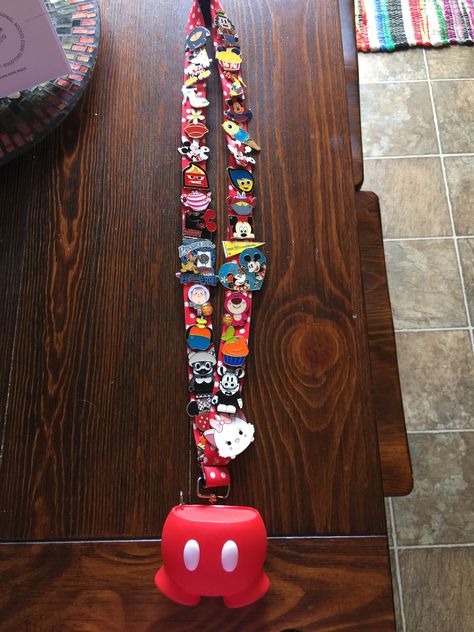 Disney Pin Lanyard, How To Make Lanyards, Disney Pin Display, Disney Bands, Disney Lanyard, Disney Mom, Disney Side, Pin Trading, Disney Trading Pins