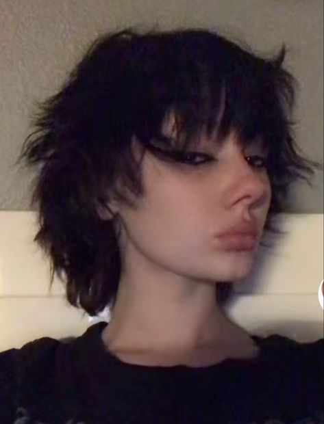 Nonbinary Mullet Straight, Short Shaggy Black Hair, Short Alternative Haircuts With Bangs, Short Alt Haircuts With Bangs, Super Layered Short Hair, Short Alt Hair Round Face, Short Layered Mullet, Adrogonus Hair, Short Alternative Hair