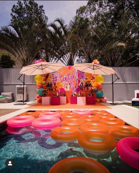 Kids Movie Party, Graduation Party Checklist, Neon Pool Parties, Pool Party Adults, Simple Pool, Sunset Party, 17th Birthday Ideas, 32 Birthday, 30th Party