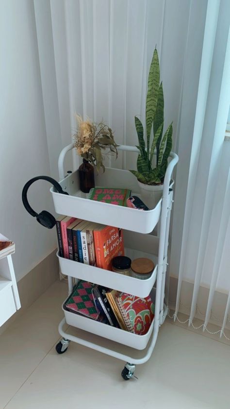 Room Organization Small Bedroom, Ikea Book Cart, Ikea Rolling Cart Ideas, Ikea Cart Organization, Aesthetic Book Cart, Uni Apartment Ideas, Rolling Cart Aesthetic, Ikea Cart Ideas, Carts Aesthetic