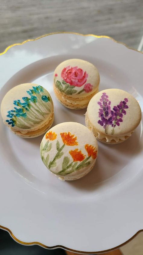 Decorated Macarons Ideas, Mother’s Day Macaron, Macaron Design Ideas, Decorated Macaroons, Fancy Macarons, Quinceanera Food, Decorated Macarons, Personalized Macarons, Macaroon Wedding