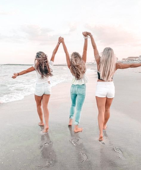 Sister Beach Pictures, Friend Beach Poses, Beach Best Friends, Group Picture Poses, Beach Poses With Friends, Cute Beach Pictures, Sisters Photoshoot Poses, Beach Instagram Pictures, Summer Picture Poses