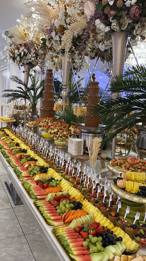 Fruit For Wedding Reception, Wedding Fruit Decoration, Fruit Platter Wedding, Fruit Table Ideas Wedding, Fruit Table Wedding, Wedding Fruit Table, Fruit Bar Wedding, Buffet Food Display, Fruit Display Wedding