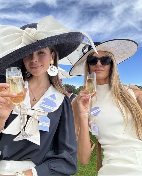 Horse Derby Aesthetic, Horse Race Aesthetic Outfit, Hat Party Ideas Ladies, Derby Day Outfits For Women, Horse Races Outfit, Melbourne Cup Outfit, Derby Aesthetic, Kentucky Derby Party Attire, Derby Outfits For Women