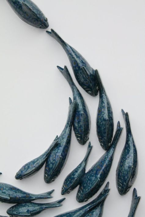 Simon Conolly : Sculptor School Of Fish Sculpture, Ceramic Fish Wall Art, Ceramic Fish Sculpture, Fish Sculptures, Shoal Of Fish, Pottery Fish, Fish Ceramic, Hantverk Diy, Clay Fish