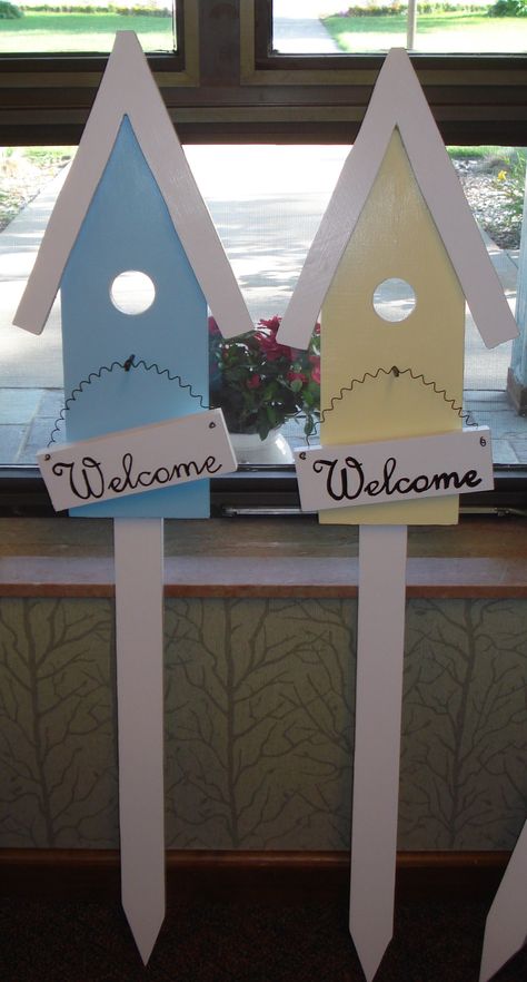 Birdhouse Porch Decor, Wood Garden Decor, Birdhouse Signs, Diy Welcome Sign Wood Planter, Cute Bird House Painting Ideas Flowers, Birdhouse Welcome Sign, Easy Woodworking Projects Diy, Yard Art Crafts, Birdhouse Craft